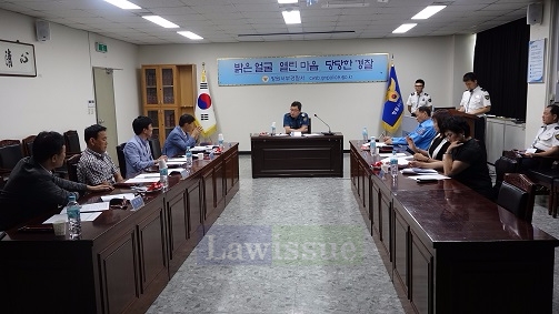 교통안전시설 심의위원회를 개최하고 있다.