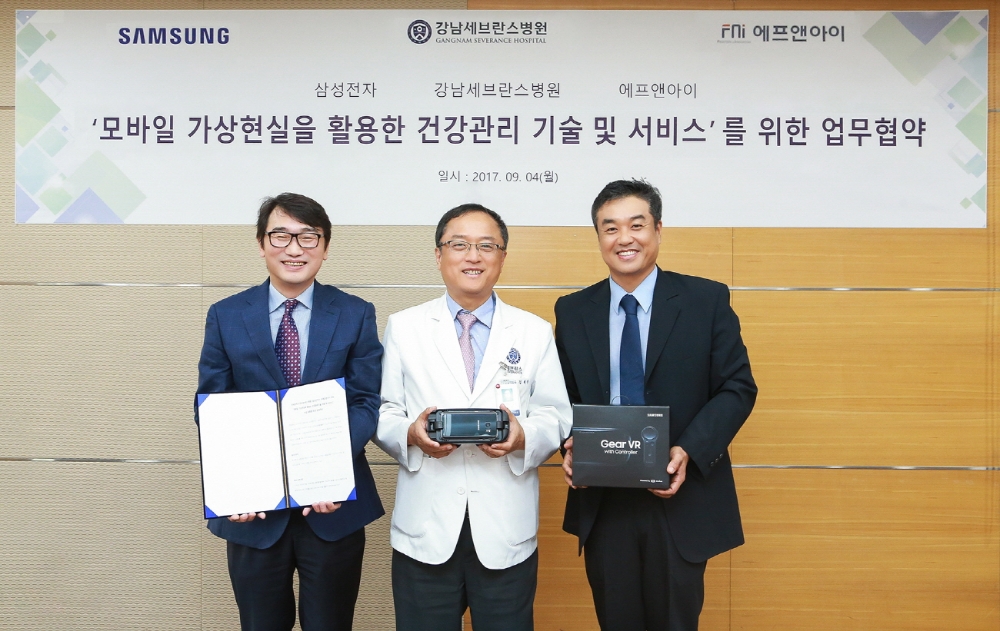 4일 서울 연세대학교 강남세브란스병원에서 삼성전자 한국총괄 IM솔루션그룹 김근표 그룹장, 연세대학교 강남세브란스병원 김재진 진료부원장, (주)에프앤아이 정덕환 대표(왼쪽부터)가'모바일 가상현실을 활용한 건강관리기술 개발 및 서비스' 사업 제휴를 위한 MOU를 체결했다.(사진=삼성전자 제공)