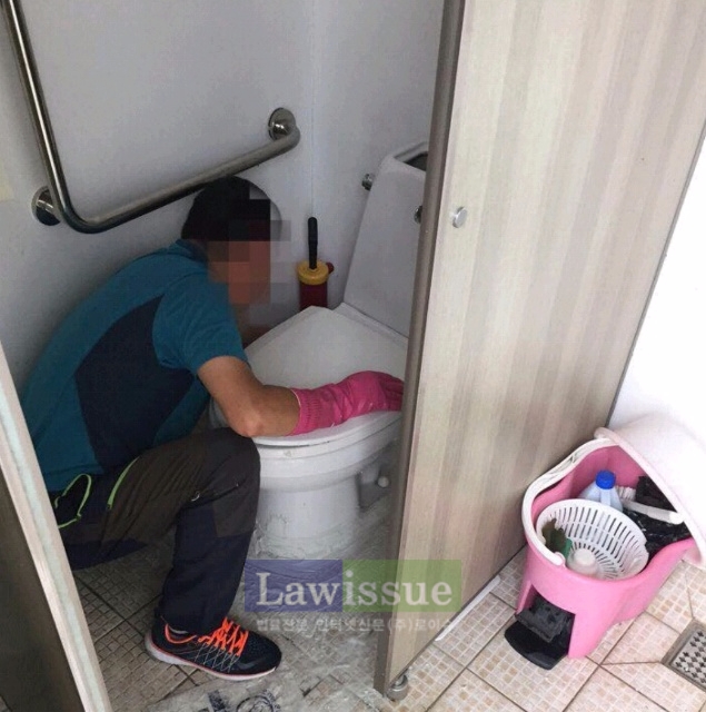 사회봉사대상자가 경로당 수리를 하고있다.