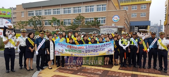 어린이교통안전 캠페인을 벌이고 기념촬영.