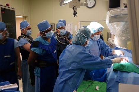 제 93회 미스코스 교육을 진행하고 있는 배준석 병원장(사진=강남 우리들병원)