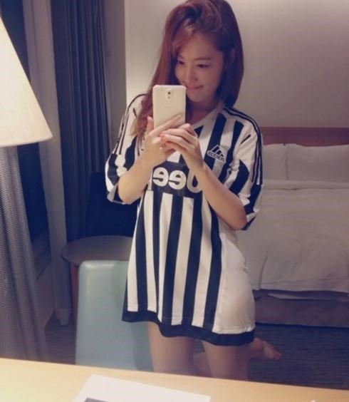 '긴 머리 늘어뜨린 채'...신아영, 잠자기 전 패션도 숨막히네