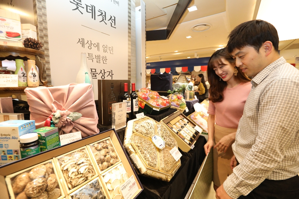 고객 2명이 백화점 식품관에서 추석 선물세트 상품을 보고 있는 모습.(사진= 롯데백화점)