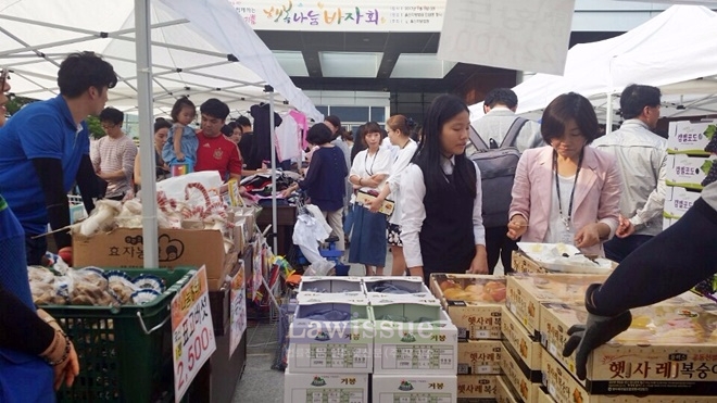 행복나눔 바자회에서 직거래장터를 운영하고 있다.