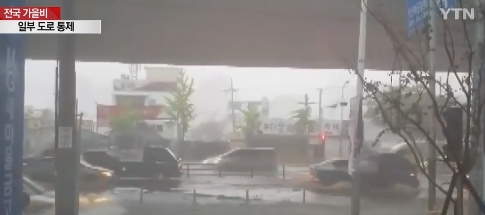 '물을 붓는 듯' 갑자기 와르르...부산 폭우에 침수까지 난리통