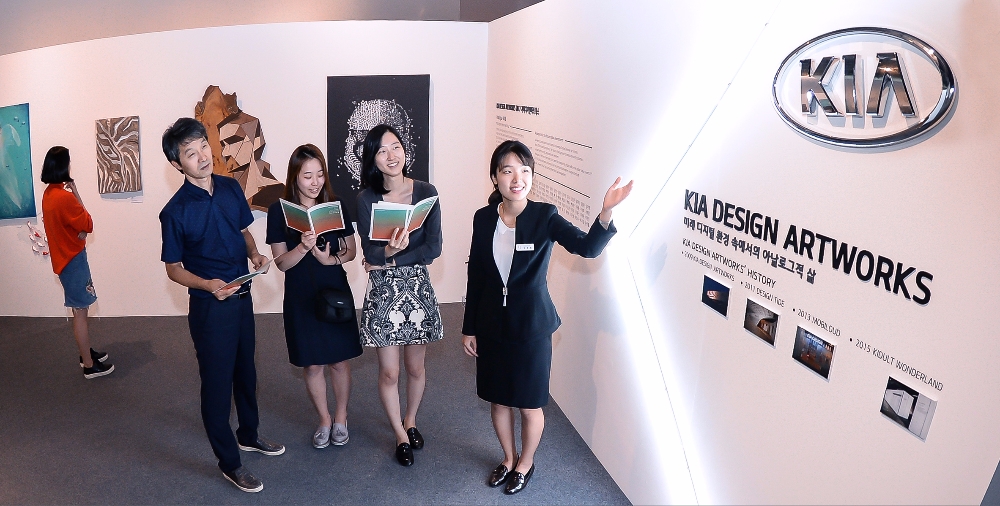 광주디자인비엔날레 기아자동차 전시관 ‘2017 기아 디자인 아트웍스’에서 관람객이 ‘도슨트(작품 안내인)’의 작품설명을 듣고 있는 모습.(사진=기아자동차)
