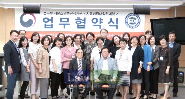 업무협약식을 갖고 기념촬영.