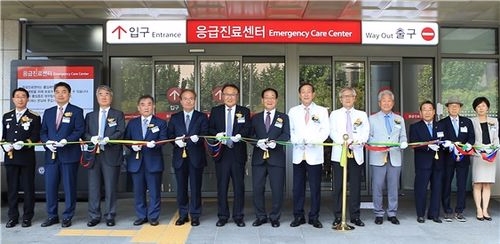 서대문소방서 서순탁 서장, 원주연세의료원 이영희 의료원장, 연세의대 한승경 총동창회장, 의료기관평가인증원 한원곤 원장, 보건복지부 권준욱 공공보건정책관, 대한병원협회 홍정용 회장, 연세대 김용학 총장, 연세대 윤도흠 의무부총장 겸 의료원장, 세브란스병원 이병석 병원장, 연세의대 홍영재 前 총동창회장, 연세대 전굉필 前 이사, 연세대 김병수 前 총장, 연세대 간호대 이태화 학장, 연세대 약학대학 한균희 학장, 세브란스병원 오경환 간호담당 부원장(사진=연세세브란스)