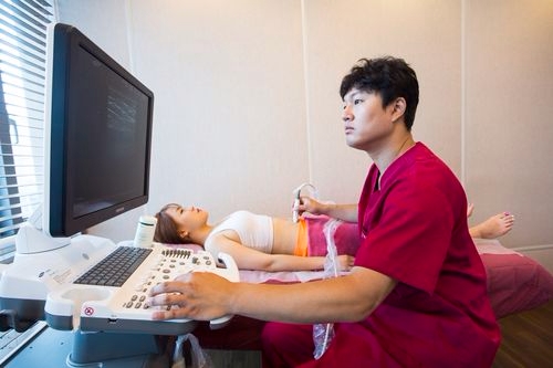 지방흡입 특화병원 365mc병원의 안재현 병원장이 한 환자의 초음파 검사를 진행하고 있다(사진=365mc병원)