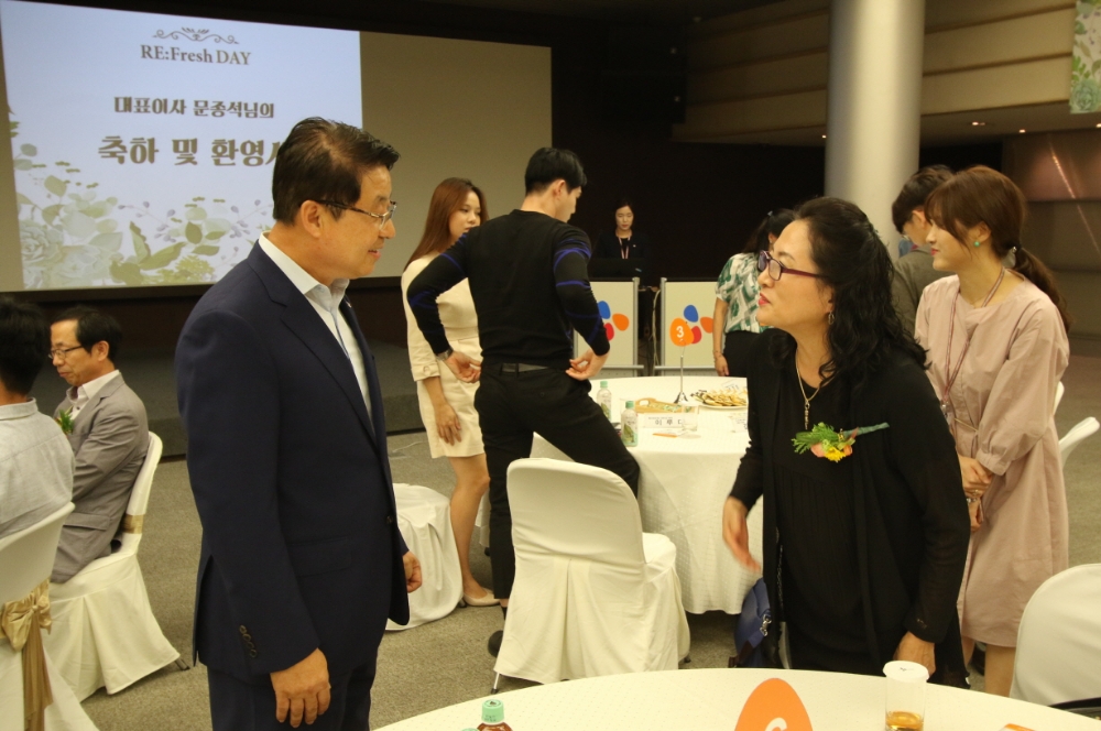 Re:Fresh Day에 참석한 문종석 대표이사가 사원 가족들과 인사를 나누는 모습(사진=cj프레시웨이)