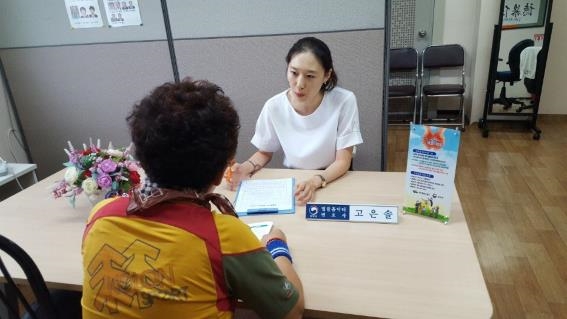 고 변호사가 노인복지기관에서 출장 법률상담을 하고 있다