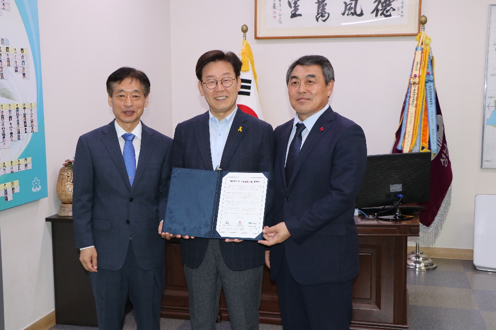 왼쪽부터 한국남동발전 장재원 사장, 이재명 성남시장, 경기사회복지공동모금회 강학봉 사무처장. (사진=한국남돌발전)