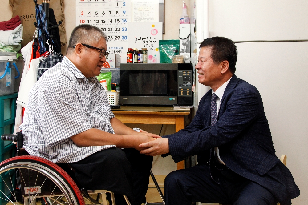 19일, 지원 중인 자동차사고피해가족을 방문해 생필품 전달모습. (사진=교통안전공단)