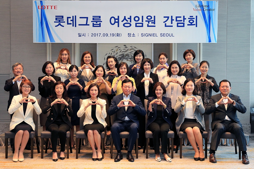 19일 잠실 시그니엘서울에서 여성임원 간담회를 진행했다. 간담회에 참석한 신동빈 회장과 그룹 내 여성임원들이 기념촬영을 하고 있다. (사진=롯데그룹)