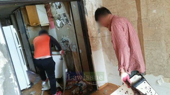 사회봉사대상자들이 주거환경개선 작업을 하고 있다.