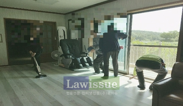 사회봉사대상자들이 청소를 하고있다.