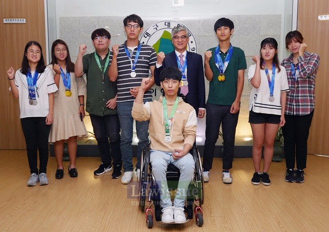 25일 올해 전국장애인체전 수상 학생들과 홍덕률 총장(왼쪽에서 5번째)이 간담회 후 파이팅을 하며 단체 기념촬영을 하고 있다.
