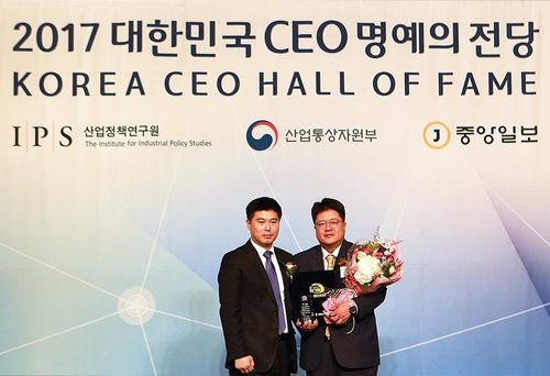CJ프레시웨이 경영지원실 정승욱 상무가 ‘2017년 대한민국 CEO명예의 전당’에서 대리 수상했다(사진= CJ프레시웨이)