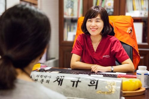 비만클리닉 365mc노원점 채규희 대표원장이 비만 치료 상담을 하고 있는 모습(사진=365mc)