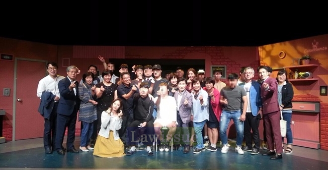 연극을 관람하고 기념촬영.