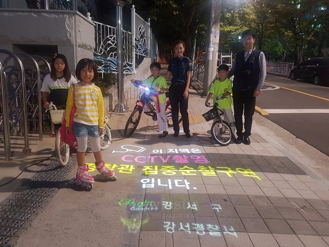 LED홍보장치로 시각적 메시지를 전달하고 있다.(사진=부산강서경찰서)