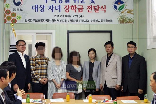 장학금 전달식을 갖고 기념촬영.