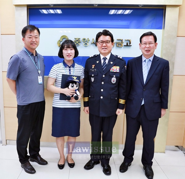 황운하 울산경찰청장이 보이스피싱을 예방한 금융기관 직원에게 감사장을 수여하고 기념촬영.