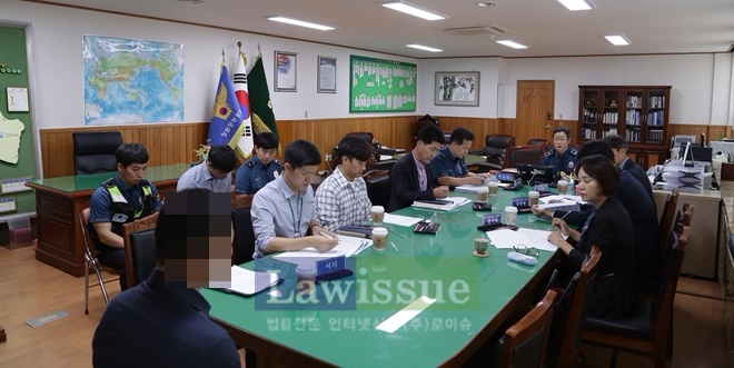 경미범죄심사위원회를 열고있다.