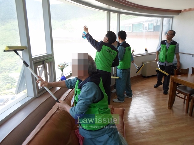 교정위원과 수형자가 봉사활동을 벌이고 있다.