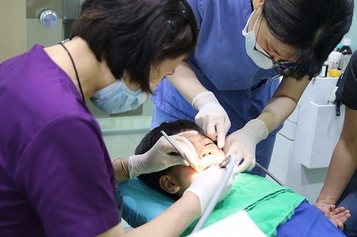 유디치과의‘우리동네 이 밝은 세상’ 대상자로 선정된 조모군(7세)이충치치료를 받고 있다(사진 =유디치과)