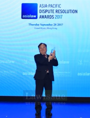 최정열 변호사가 수상의 기쁨을 표하고 있다.