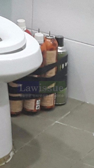 고속도로 휴게소 남자화장실 변기 옆 사제폭발물.