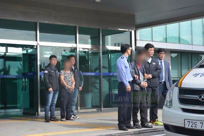 50대 여성을 살해한 후 해상에 유기한 피의자 2명을 검찰로 구속송치하고 있다.