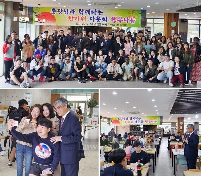 홍덕률 총장이 '한가위 다문화 행복나눔’ 행사 때 외국인 학생들에게 추석의 유례와 의미에 대해 설명하고 격의없는 소통을 하고 있다.