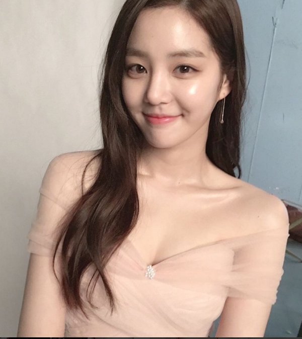 이유비, '누드톤 드레스 한쪽 머리 쓸어내린 채...부러질 듯 쇄골'