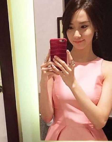 다소곳하게 묶은 머리...윤아, 착시드레스 러블리 매력