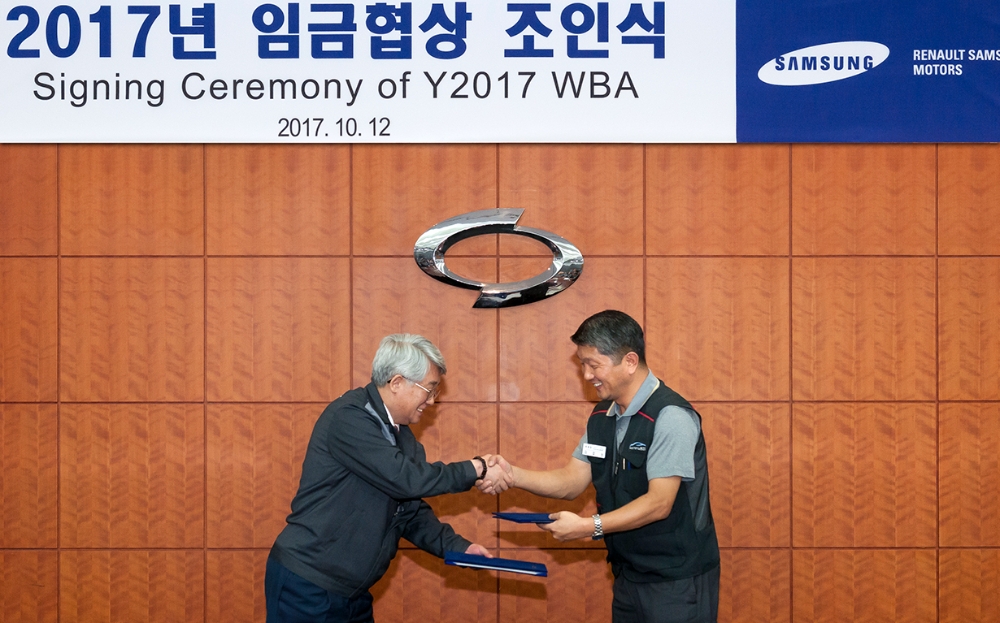 르노삼성차 임금협상 조인식. 박동훈 사장(왼쪽)과 김효성 노동조합 위원장.(사진=르노삼성자동차)