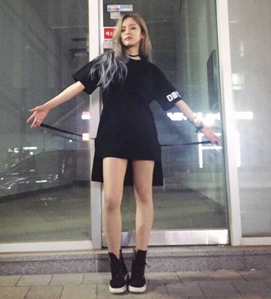 '블랙 깔맞춤...헤이즈, 부러질 듯 11자 고속도로 각선미'