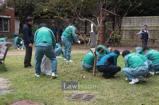 대구교도소 보라미봉사단이 환경정비를 하고 있다.