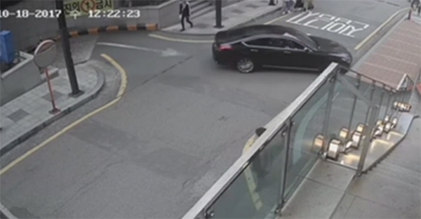 강남역 인근 사고, 검은세단 갑자기 덮쳐 일순간에...간담이 서늘