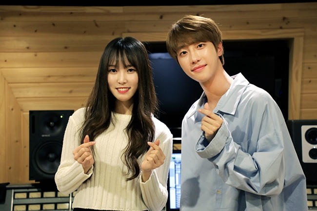 여자친구 유주X아이즈 지후, '하트시그널' 녹음실 사진 공개 ‘달콤 케미’