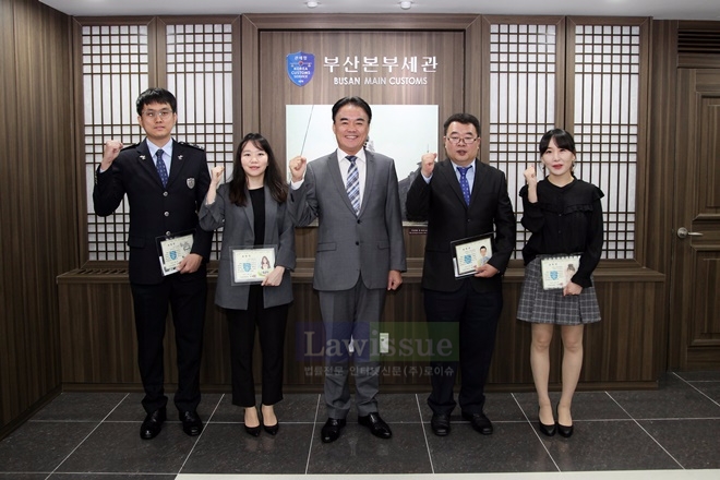 시상식을 갖고 기념촬영(사진왼쪽부터) 김경우, 진성지, 조훈구세관장, 제승우, 김효은.