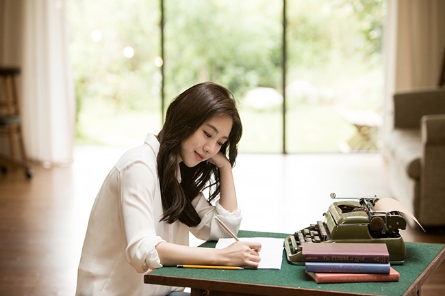 AOA 권민아 작가 변신, 에세이 ‘별은 밤에도 길을 잃지 않는다’ 출간