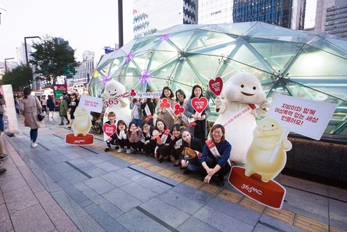 비만클리닉 365mc는 지난 20일 강남역 10번 출구 앞에서 '여성이 안전한 세상만들기' 사회공헌의 일환으로 시민들에게 호신용 경보기를 무료 배포하는 캠페인을 진행했다(사진=365mc)