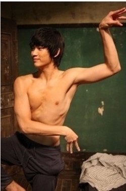 '이소룡 빙의'...김수현, 여성들 화들짝 놀래킨 초콜릿 복근