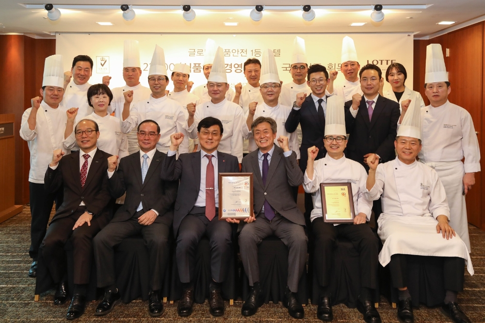 24일 롯데호텔부산 크리스탈볼룸에서 열린 ISO22000 인증서 수여식에서 김성한 대표이사(맨 앞줄 왼쪽에서 3번째)와 임직원들이 기념 촬영을 하고 있다. (사진=호텔롯데)