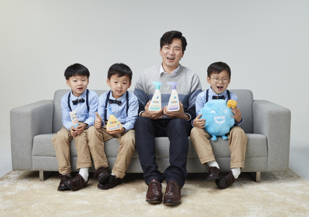 CJ라이온 지키다(ZIKiDA) 모델로 송일국과 삼둥이 발탁. (사진= CJ 라이온)