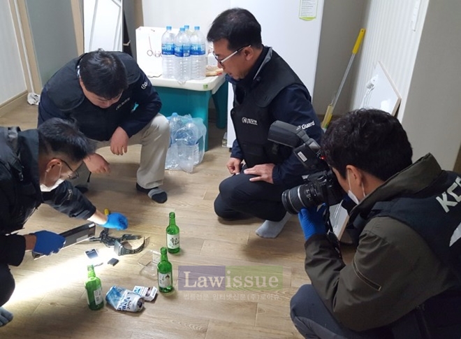 훼손된 전자장치(전자발찌)감식을 하고 있다.