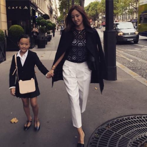 '딸과 함께 깔맞춤...김민, 할리웃맘 포스 고속도로 쭉 뻗은 이기적임'