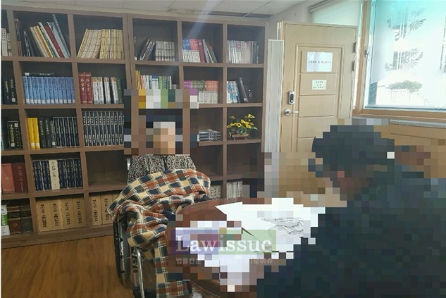 미술 특기를 가진 사회봉사대상자가 어르신의 초상화를 그리고 있다.